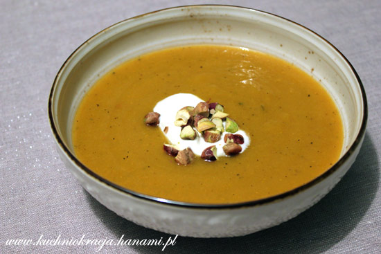 Ostra korzenna zupa z dyni z pistacjami (z kardamonem, cynamonem i mlekiem)