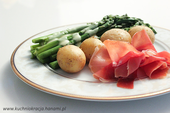 Zielone szparagi z młodymi ziemniakami, szynką serrano i sosem holenderskim, Hanami®