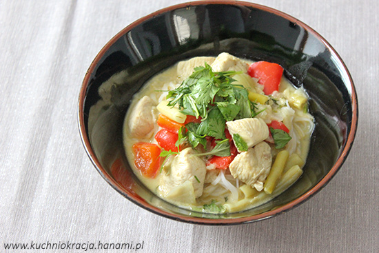 Curry z kurczakiem i mlekiem kokosowym podane z makaronem ryżowym, Fot. Hanami®
