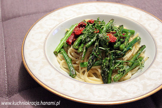 Makaron ze szparagami, suszonymi pomidorami i świeżymi ziołami, Fot. Hanami®