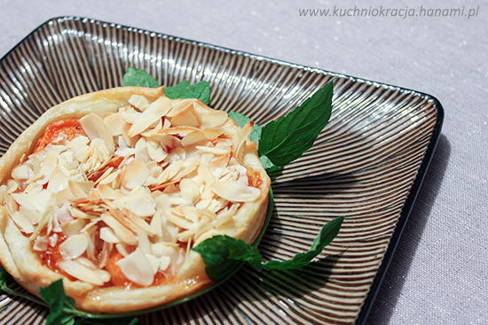 Ciasto francuskie z morelami i płatkami migdałowymi, Fot. Hanami®