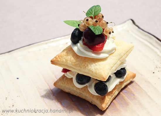 Ciasto francuskie z kremem i świeżymi owocami, Fot. Hanami®