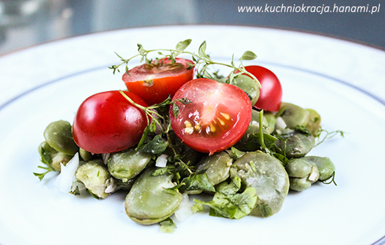 Sałatka z bobem, pomidorami koktajlowymi i świeżymi ziołami, Fot. Hanami®