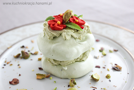 Małe torciki bezowe z kremem z zielonej herbaty matcha, Fot. Hanami®