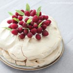 Tort bezowy z malinami