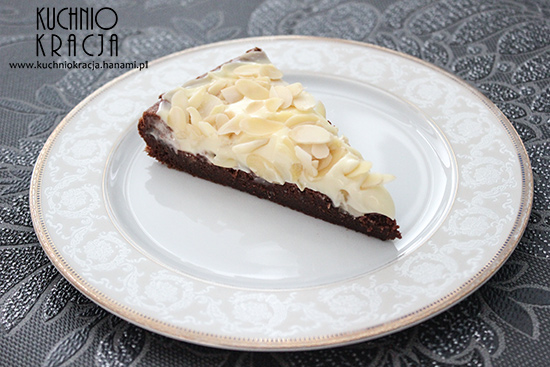 Ciasto czekoladowe z kremem z białej czekolady i płatkami migdałowymi, Fot. Hanami®