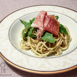 Spaghetti z prosciutto crudo, rukolą i pastą pistacjową