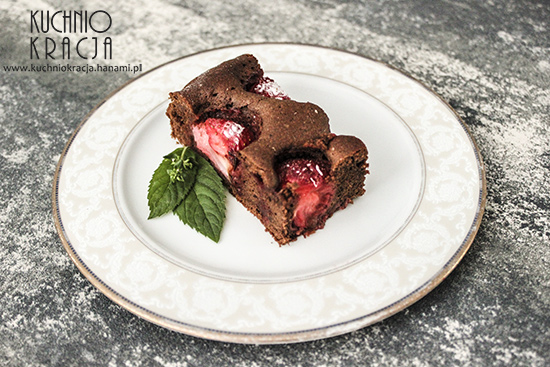 Puszyste ciasto czekoladowe z truskawkami, Fot. Hanami®