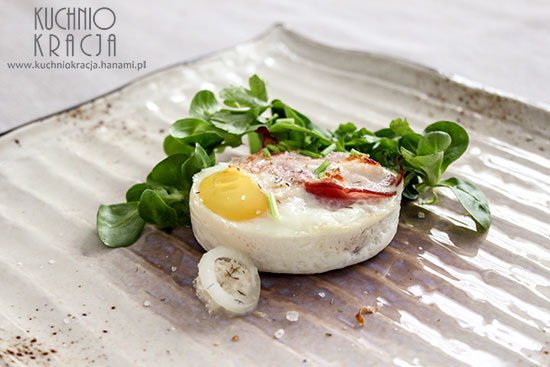 Jajko pieczone z boczkiem i sosem rybnym, Wielkanoc, Fot. Hanami®