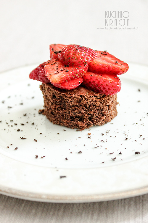 Ciasto czekoladowe z tymiankiem i truskawkami, Fot. Hanami®