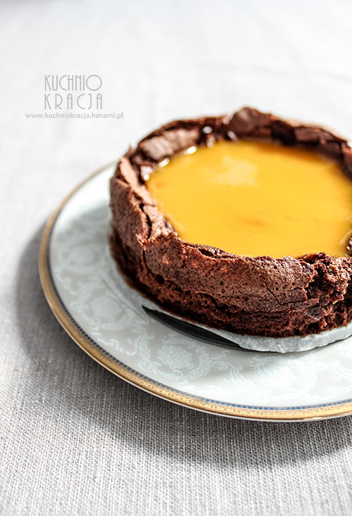 Ciasto czekoladowe bez mąki z galaretką z musu mango, Fot. Hanami®