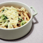 Makaron z brokułami, cebulą i serem cheddar
