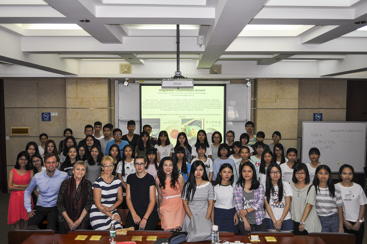 Zdjęcie z wykładowcami i studentami Guangdong University of Foreign Studies