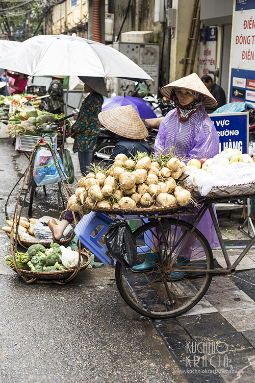 Kobieta sprzedająca warzywa, Fot. Hanami