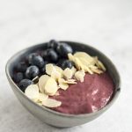 Smothie bowl – banan, truskawki, jagody i borówki amerykańskie